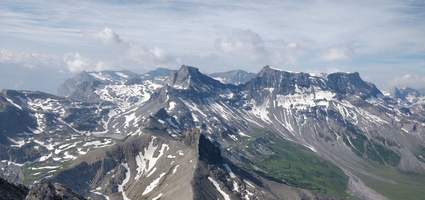 Im Hintergrund Wildstrubel und Steghorn - &copy; Simon Rüfenacht