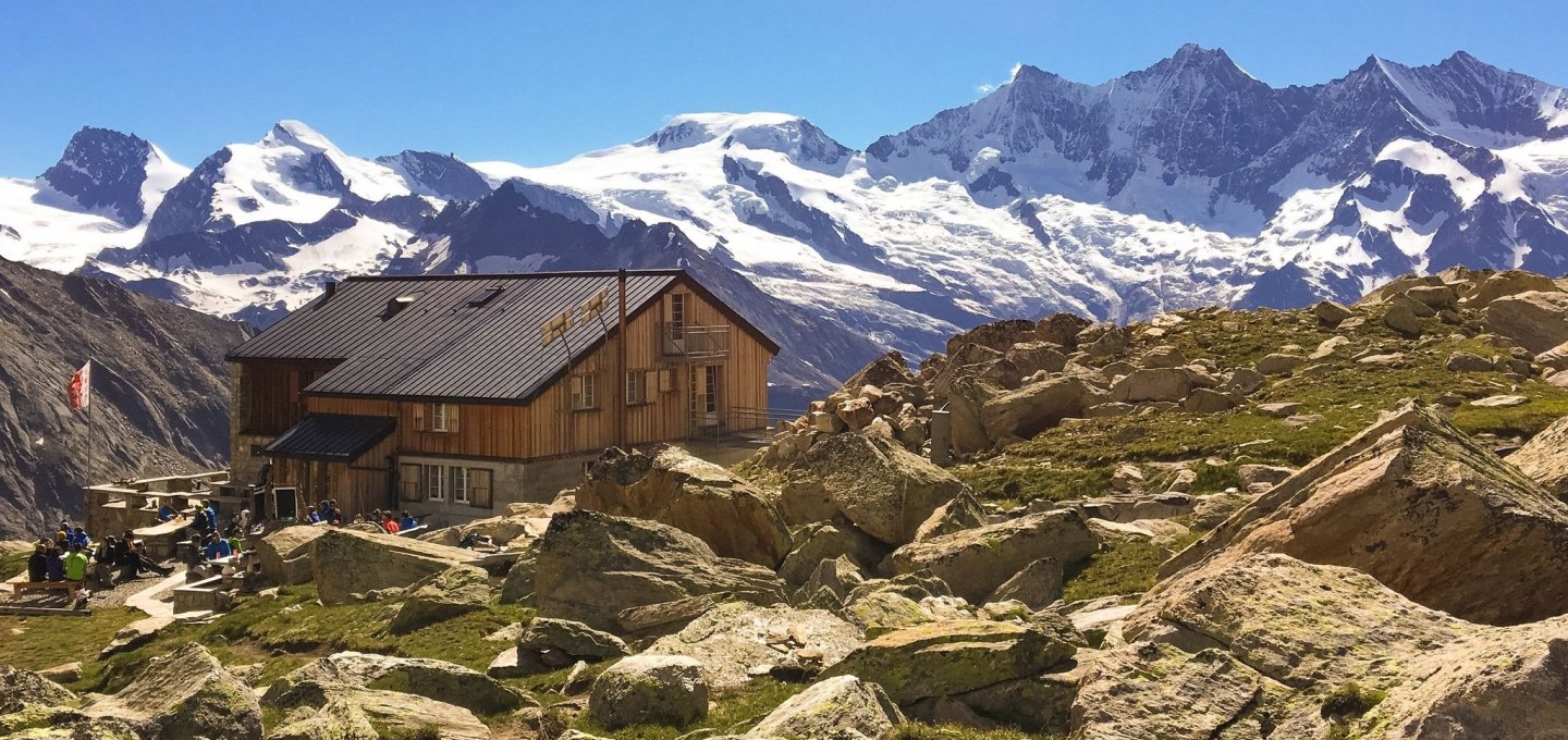 Almagellerhütte SAC, Aussenansicht. (2016) © Eveline Jeanrichard - <a href='https://www.sac-cas.ch/de/huetten-und-touren/sac-tourenportal/almagellerhuette-sac-2147000008/' target='_blank' rel='noopener'>SAC</a>