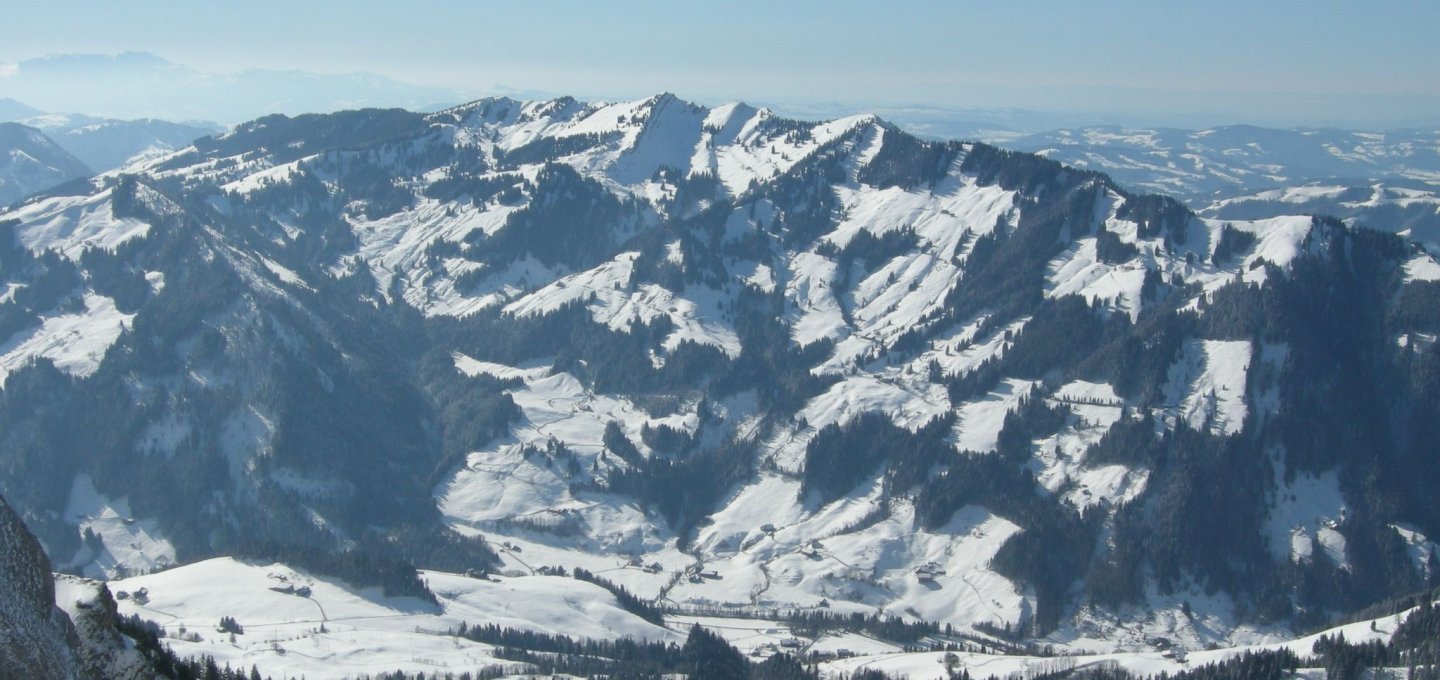 Der Nagelfluhriegel von der Schafmatt aus. © Martin Maier - <a href='https://www.sac-cas.ch/de/huetten-und-touren/sac-tourenportal/beichle-4081/skitouren/' target='_blank' rel='noopener'>SAC</a>