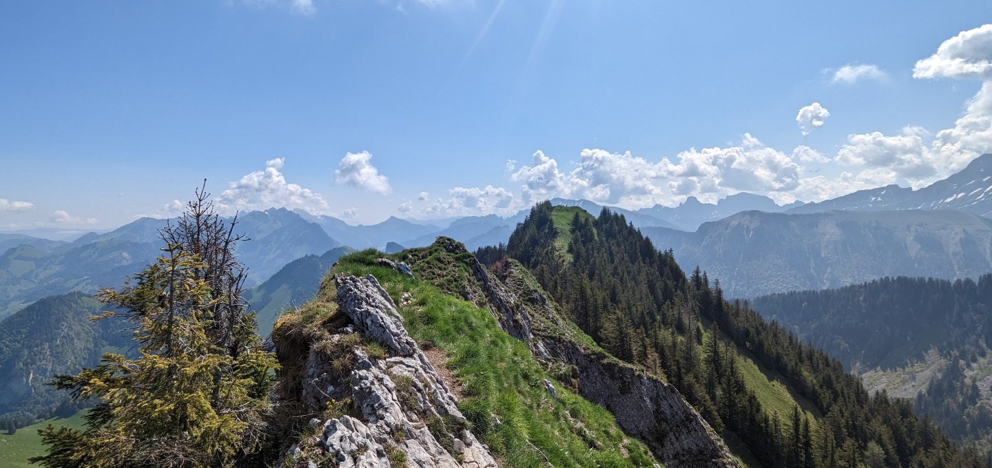 Toll Gratwanderung mit Sicht zum Dent du Chamois - &copy; Simon Rüfenacht