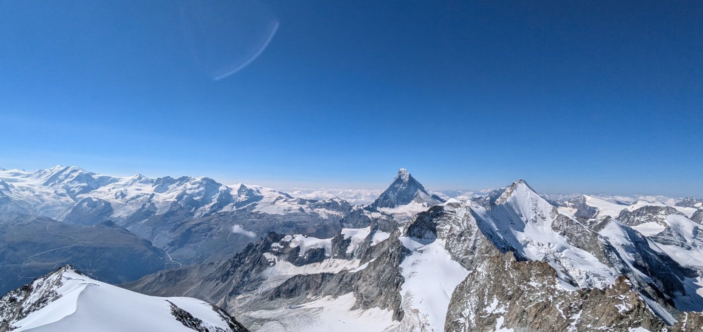 Wunderbare Aussicht über die Walliser Alpen - &copy; Simon Rüfenacht