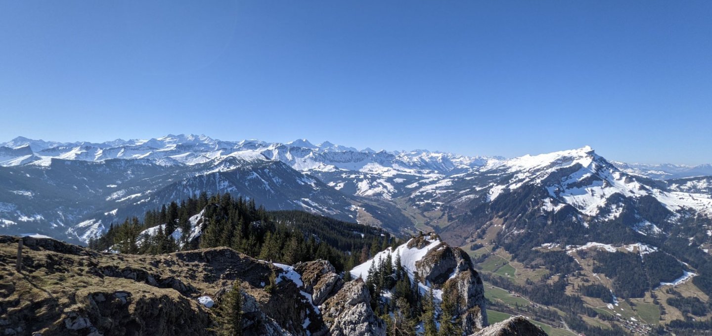 Sensationelle Aussicht auf der Schwändiliflue - &copy; Simon Rüfenacht